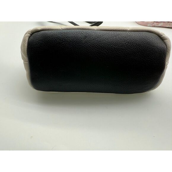 Betsey Johnson Heart Crossbody - Picture 3 of 8